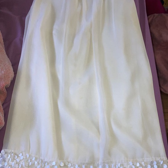 Dresses 7$, skirts 5$, robe 15$, jean jacket 30$, hoodie 15$, jackets 7$ - Picture 6 of 14